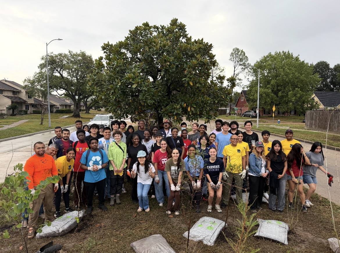 Large group of volunteers at Alief Planting #1